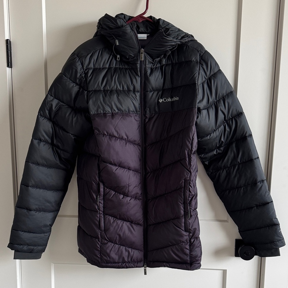 Columbia Women’s long Puffer Jacket in Black and Purple